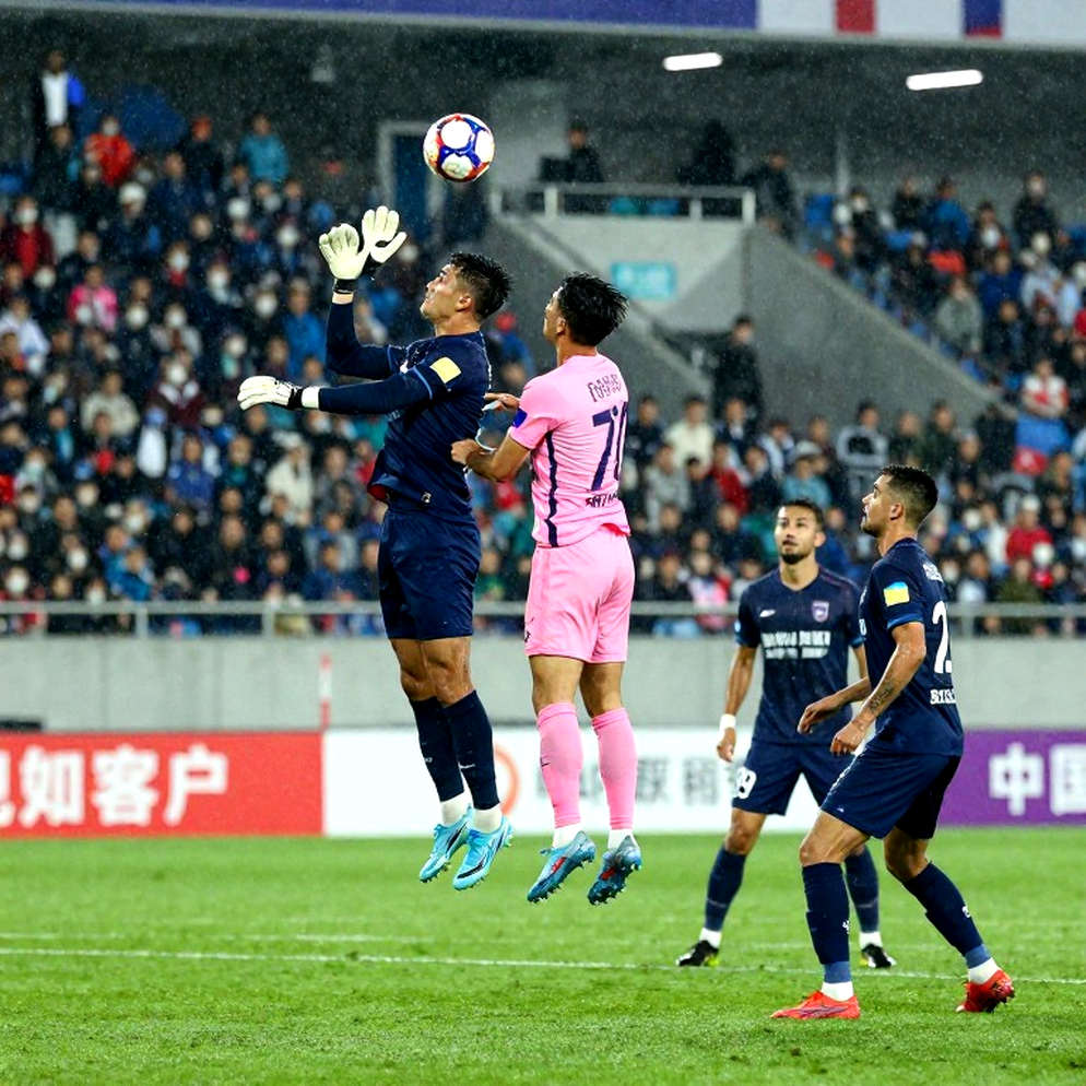 Minute 32 at Rajamangala: Nguyen Xuan Son Falls, Vietnam Wins, and the Attack Reveals a Crack